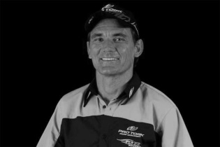 Refer�ncia hist�rica do motociclismo brasileiro, Chumbinho construiu uma trajet�ria marcada por conquistas, dedica��o e amor ao esporte, deixando um legado eterno para o motocross e para todos que viveram essa paix�o ao seu lado.