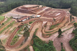O motociclismo catarinense volta a pulsar em um de seus palcos mais tradicionais. Ap�s um per�odo sem atividades, o Mot�dromo Ari Justino Pereira